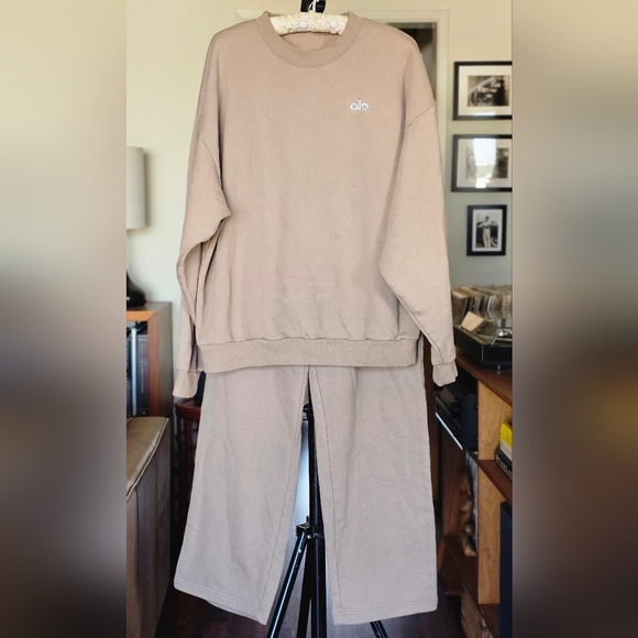 ALO Yoga Pants - ALO Yoga Accolade Sweat Set in Gravel Size M